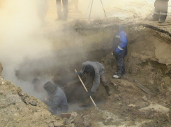 В Волгограде до сих пор устраняют аварию, оставившую без воды сотни людей