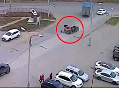 В Волгограде падение ребенка на ходу из внедорожника попало на видео