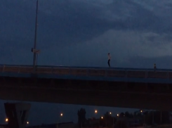 Волгоградец прогулялся по перилам моста через Волгу