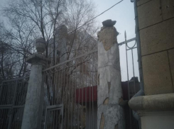 «Отваливаются кирпичи и штукатурка»: на разваливающееся здание в центре Волгоград снова обратили внимание
