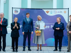 Министр образования наградил лучшего волгоградского воспитателя