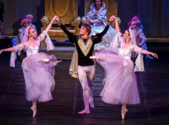 Главный по культуре в Волгограде получает как восемь театральных артистов 