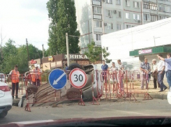 В Волгограде «Лада» провалилась в метровую яму на дороге
