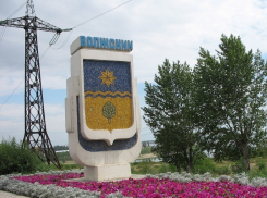 Волгоградка, избегая тарана иномарки, врезалась в бордюр