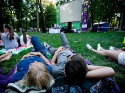 Пять лучших серий «Друзей» волгоградцы увидят на большом экране в Комсомольском саду