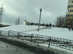 В Волгограде взрослые разрешают детям скатываться с горки под колеса автомобилей