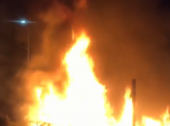 Дом охватило огнем: в Волгограде при пожаре пострадала женщина 