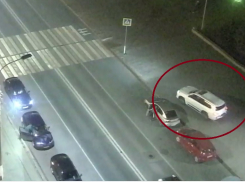 Волгоградец на элитном Lexus проехался по пешеходной зоне на Аллее Героев: видео с места