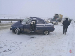 «Десятка» столкнулась с фурой на «встречке» под Волгоградом: 2 человека погибли