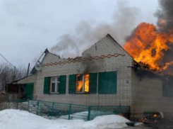 В Волжском при пожаре из-за газового баллона пострадал 57-летний мужчина