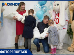 Один шанс на миллион: уникальных четверняшек в Волгограде выписали домой 