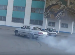 Волгоградцы устроили дрифт на «Волгах» возле тракторного завода