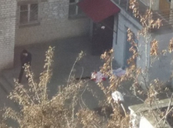 Волгоградцы сфотографировали тело упавшей с высоты женщины и выложили в Интернет