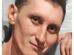 В Волгограде бесследно пропал молодой и стройный мужчина в бейсболке