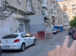 Иномарку волгоградки изуродовал обвалившийся балкон в центре: видео