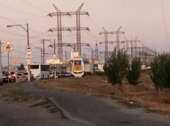 На Волжской ГЭС грузовик придавил иномарку