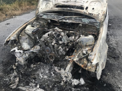 Под Волгоградом сгорела старая иномарка