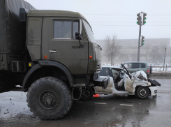 В Волгограде водителя иномарки раздавил армейский КамАЗ