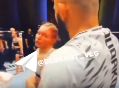 Волгоградка Виктория Дудакова дала оплеуху тренеру после проигранного в США боя — видео 