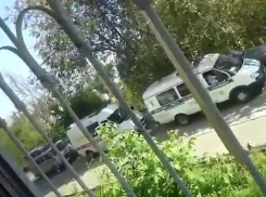 Эвакуация отдела судебных приставов из-за звонка о бомбе попала на видео в Волгограде 