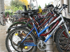 Волгоградец украл из здания школы 7 велосипедов