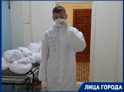 «Обессиленных людей кормили с ложечки»: 18-летний волгоградец пошел помогать в реанимацию «красной зоны» 