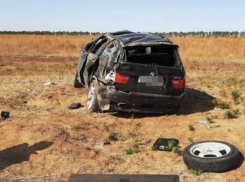 BMW X5 перевернулся на трассе в Волгоградской области: пассажирка умерла в больнице, водитель выжил