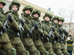 200 волгоградцев записались в армию под впечатлением парада и авиашоу