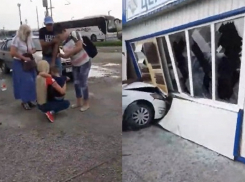 Белый Ford врезался в магазин на юге Волгограда: пострадал ребенок