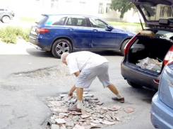 Сам себе дорожник: водители сами латают глубокие ямы битым кирпичом в центре Волгограда