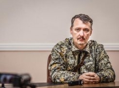 «Должны были бы заткнуть Стрелкова»: политолог о последствиях запрета критики участников СВО