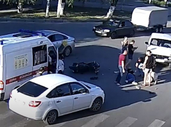 На видео попало столкновение 17-летнего подростка на мопеде с «Нивой»