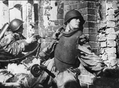 5 октября 1942 года – боец Красной Армии Николай Аверьянов под Сталинградом грудью закрывает вражеский дзот