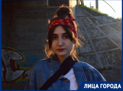 «С трудом перенесла смерть пациента после двух месяцев заботы»: как 19-летняя студентка стала санитаркой в ковид-центре Волгограда 