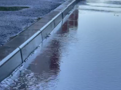 В Волгограде четвертый день топит дорогу и машины: всем плевать