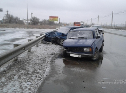 Женщина-водитель устроила страшное ДТП с отечественными легковушками в Волжском