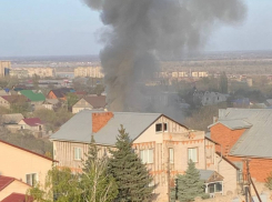 Напугавший целый район пожар со стрельбой сняли на видео волгоградцы