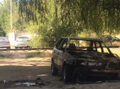 Три автомобиля сгорели за ночь в Волгоградской области