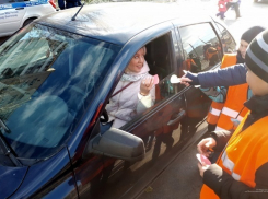 Сотрудники ГАИ вручили подарки волгоградкам в честь Дня матери