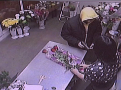 Волгоградка заперла грабителя в цветочном павильоне