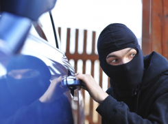 На севере Волгограда из кроссовера похитили 95 тысяч рублей