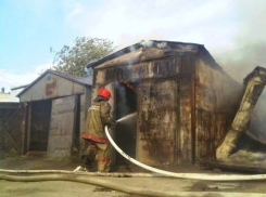 Спасатели в Волжском эвакуировали «Москвич» из горящего гаража