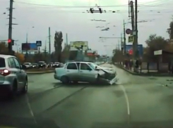 Авария с автоледи-дальтоником попала на видео в Волгограде