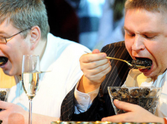 Пир горой: волгоградка рассказала президенту о роскошном застолье местных чиновников 