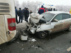 Последствия ДТП с пассажирским автобусом в Волгоградской области попали на видео: пять пострадавших