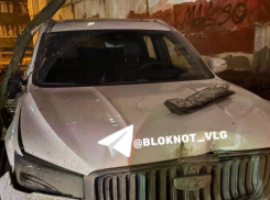 Видео с тараном Geely припаркованной «Нивы» обсуждают в Волгограде