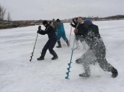 Мэр Волжского спасает рыбу в День защитников Отечества