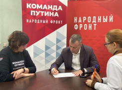 Депутат Госдумы Волоцков в Волгограде поставил подпись в поддержку выдвижения Путина