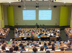 Стали известны зарплаты преподавателей вузов и колледжей в Волгоградской области