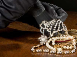 В Волжском покупатель ограбил ювелирный магазин на 45 тысяч